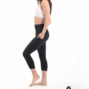 Sweetflexx Capris, Pockets, Hi-Rise Resistance Leggings in Black